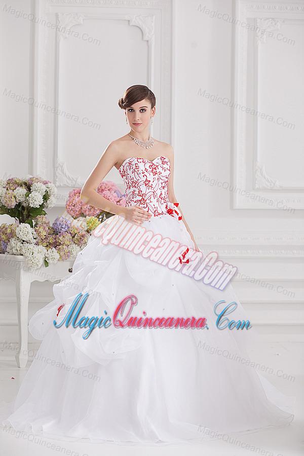 2014 Ball Gown Sweetheart Appliques and Pick ups Quinceanera Dress in White