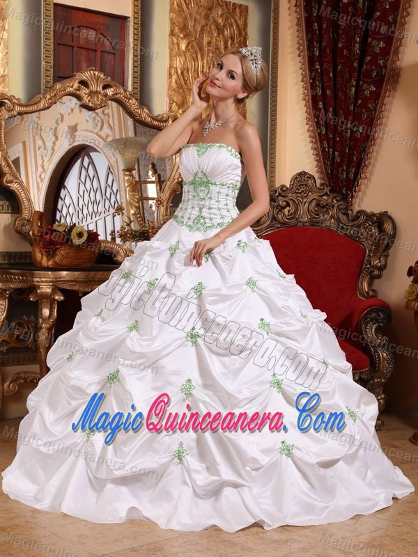 Pick ups White Sweet Sixteen Dresses with Green Appliques on Sale