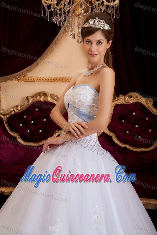 Beautiful Appliqued White Quinceanera Dresses in San Sebastian