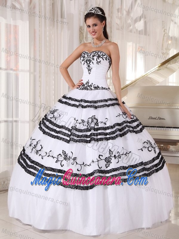 Sweetheart Embroidery Tulle Sweet 15 Dresses on Discount for Georgia