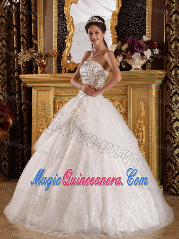 Sweetheart White Quinceanera Dress in Tulle and Shinning Fabric