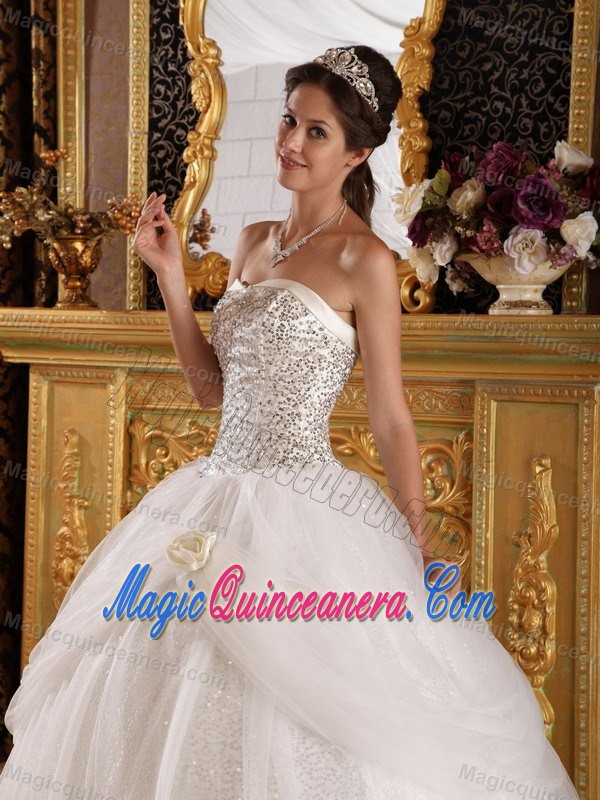 Sweetheart White Quinceanera Dress in Tulle and Shinning Fabric