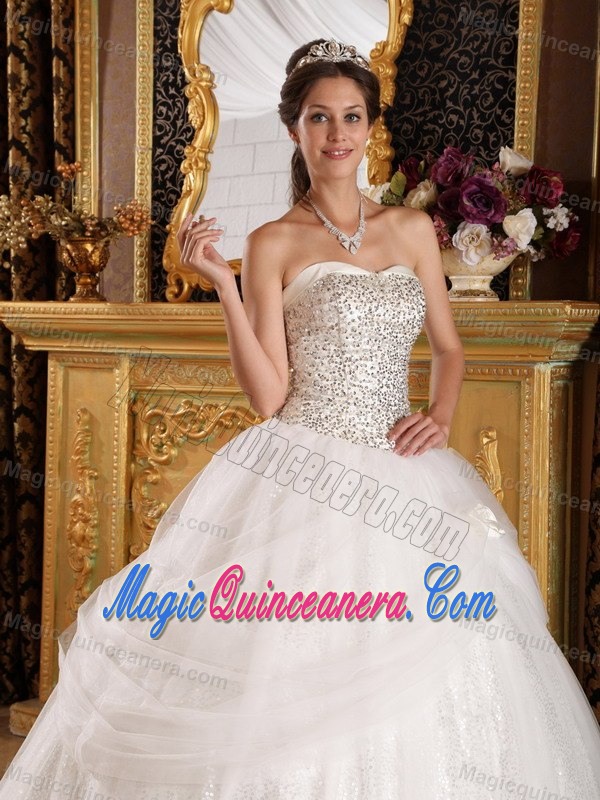 Sweetheart White Quinceanera Dress in Tulle and Shinning Fabric