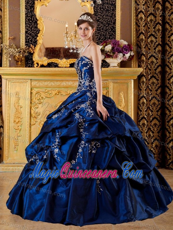 Navy Blue Taffeta Quinceanera Dress with Sweetheart Neck and Appliques