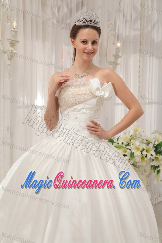 Appliqued White Ball Gown Quinceanera Dresses with Bowknot