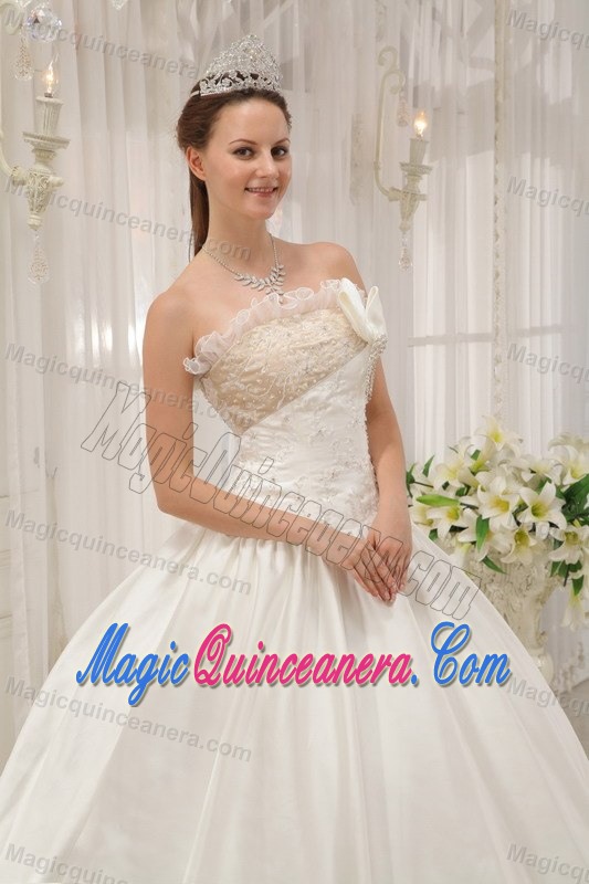 Appliqued White Ball Gown Quinceanera Dresses with Bowknot