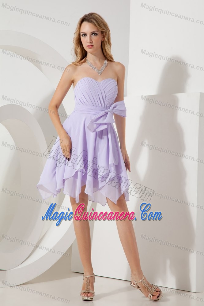 Asymmetrical Lilac Chiffon Dama Dress for Quinceaneras with Sash