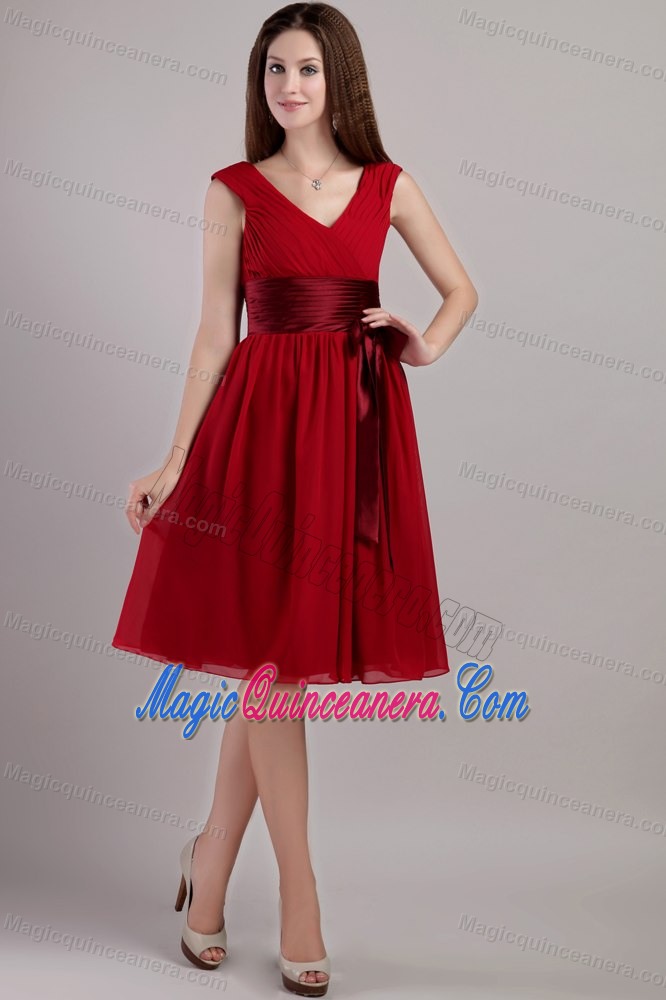 Sash Accent V-neck Chiffon Dama Quinceanera Dresses in Wine Red