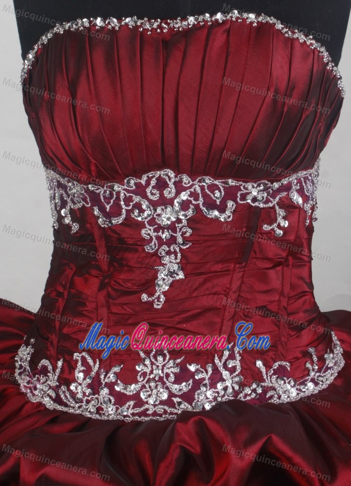 Wine Red Ruffles Quinceanera Gown Dresses with White Appliques