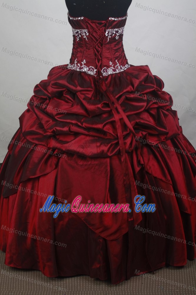 Wine Red Ruffles Quinceanera Gown Dresses with White Appliques