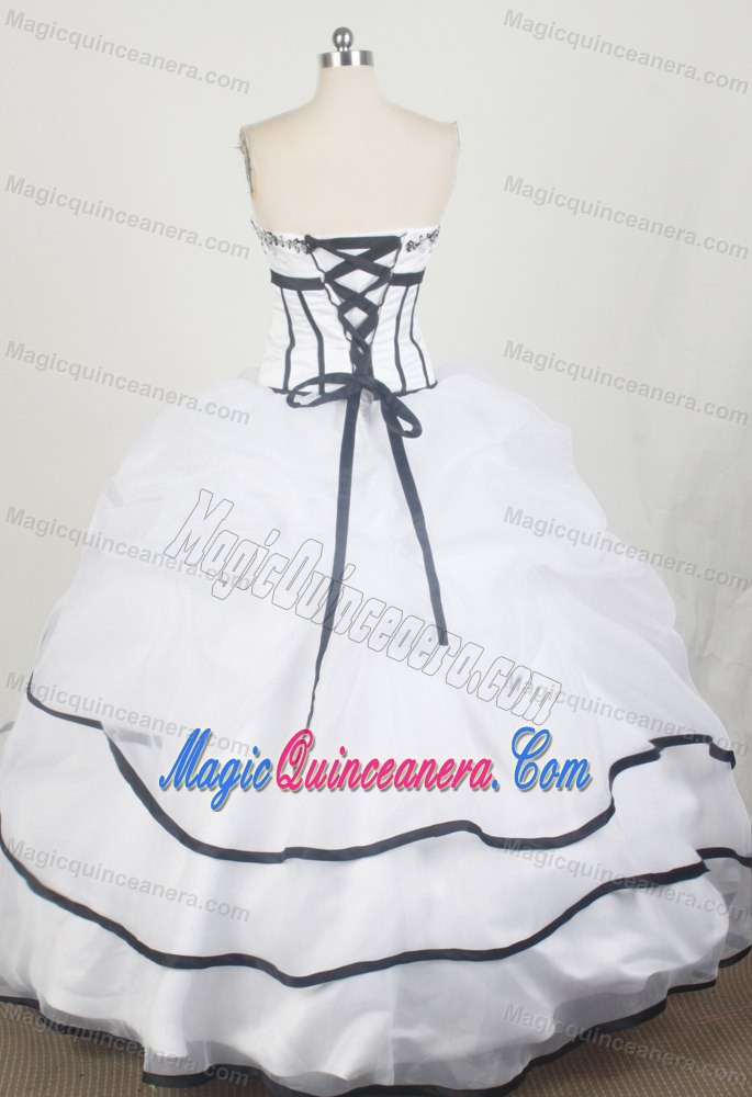 White Layers Sweet 16 Dresses with Black Hemline and Appliques