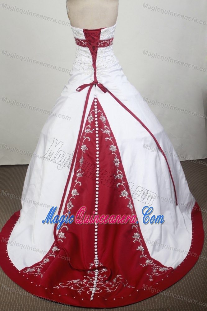 Sexy Halter White Quinceanera Gown V-neck with Red Trim