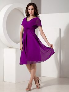 Eggplant Purple Chiffon Zipper V-neck Short Sleeves Knee Length Mother of the Bride Dress Ruching