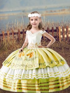 Affordable Off The Shoulder Sleeveless Girls Pageant Dresses Floor Length Embroidery Yellow Satin