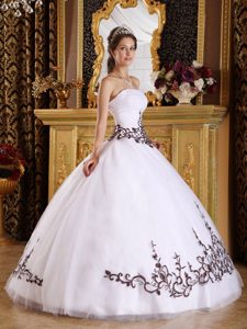 Low Price White Ball Gown Sweet 16 Dresses with Embroidery