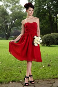 Ruched Chiffon Knee Length Dama Quinceanera Dresses in Wine Red