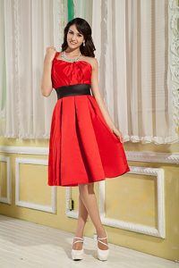 Ruched Red One Shoulder Dama Dresses for Quinceanera with Sash