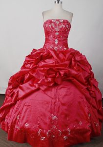 Ruche and Pick-ups Beading Floor-length Quinceanera Dress in Red