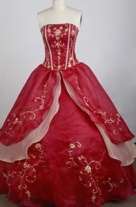 Red Dresses for Quinceaneras with Gold Boning Details and Applique