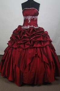 Wine Red Ruffles Quinceanera Gown Dresses with White Appliques